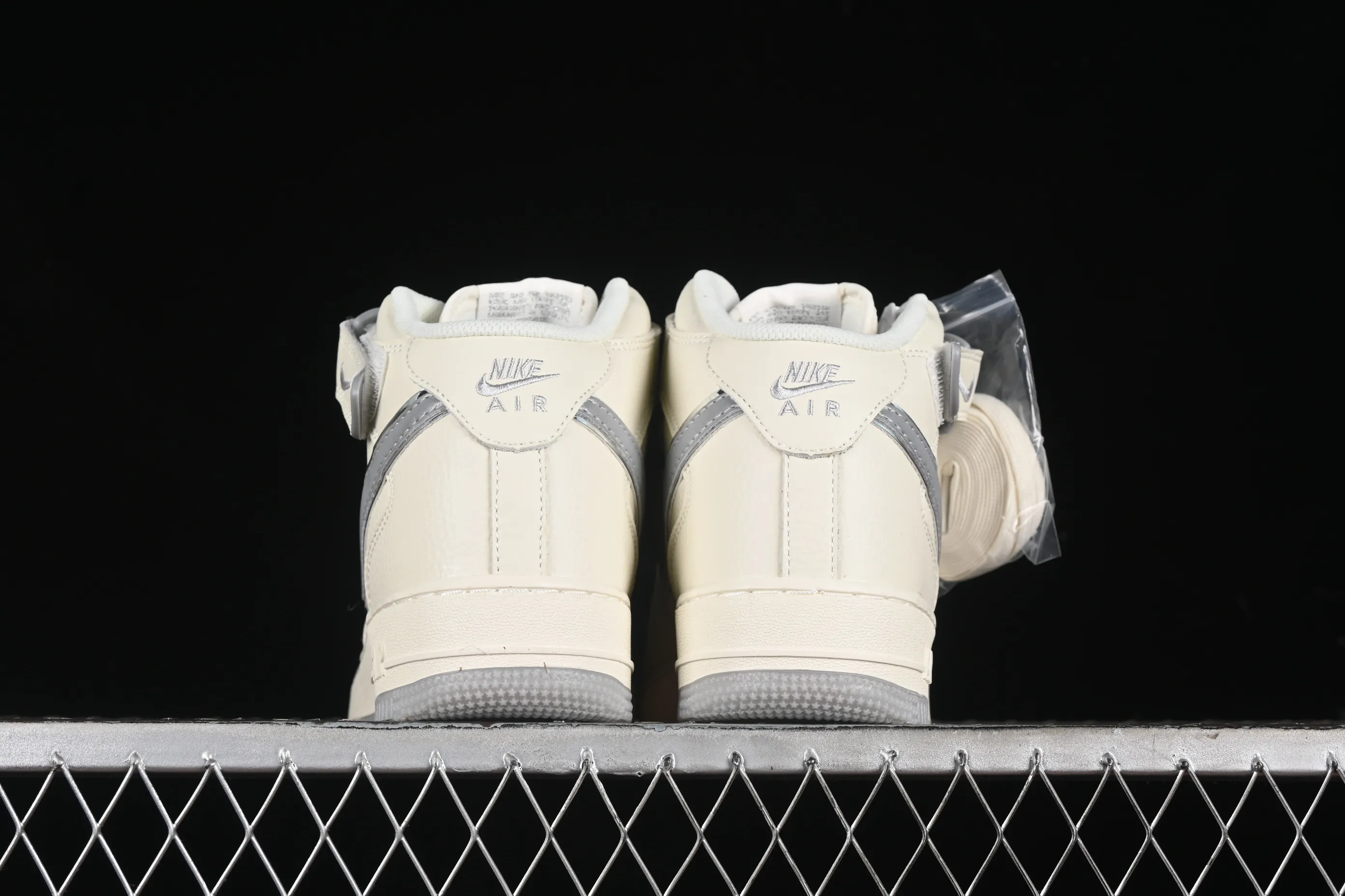 All categories Nk Air Force 1 Air Force series Nk Air Force 1 Mid Air Force mid-top Nk Air Force 1'07 Mid Beige and gray two-color bottom Starry sky Air Force 1 mid-top casual sneakers XL0236-232